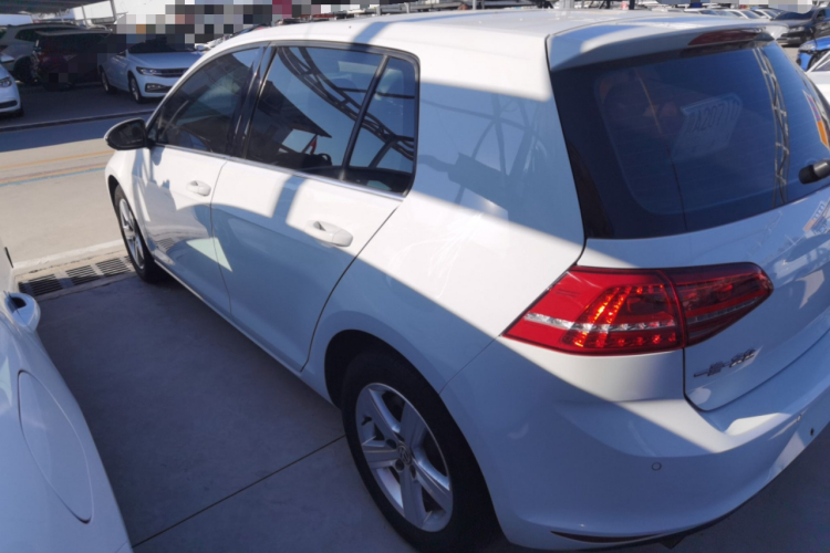 大众 高尔夫 2016款 230TSI 自动舒适型车身外观4