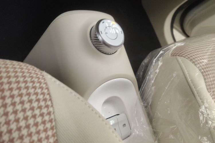 五菱汽车 宏光MINIEV 2024款 第三代 215km 青春版中控内饰18