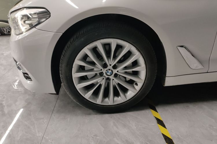 宝马5系 2019款 530Li 领先型 豪华套装车身外观6007