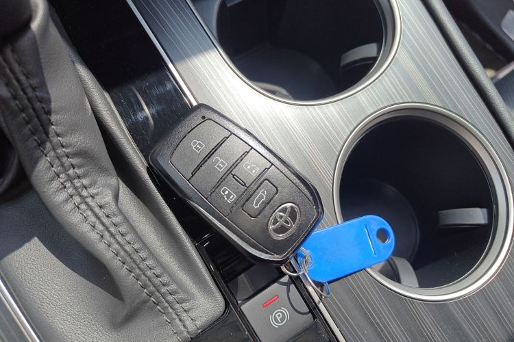 丰田 赛那SIENNA 2024款 2.5L混动 至尊版中控内饰7001