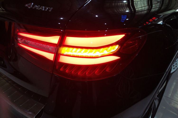 奔驰GLC 2017款 GLC 300 4MATIC 动感型车身外观9