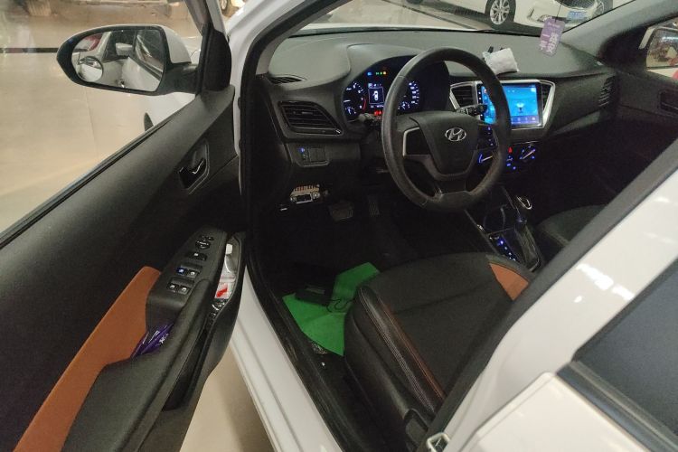 现代 悦纳RV 2017款 1.4L 自动活力版SPORT 国V中控内饰7003