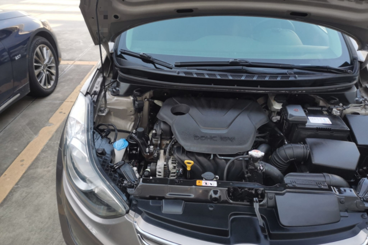 现代 朗动 2012款 1.6L 自动时尚型机舱底盘25