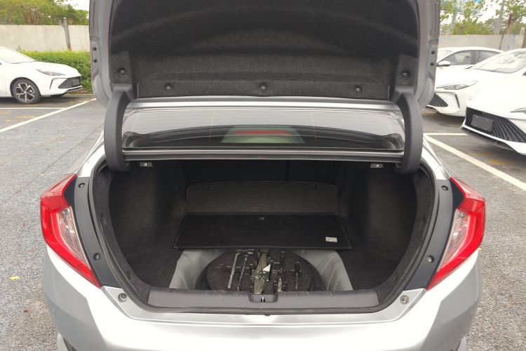 本田 思域 2016款 220TURBO CVT豪华版机舱底盘23