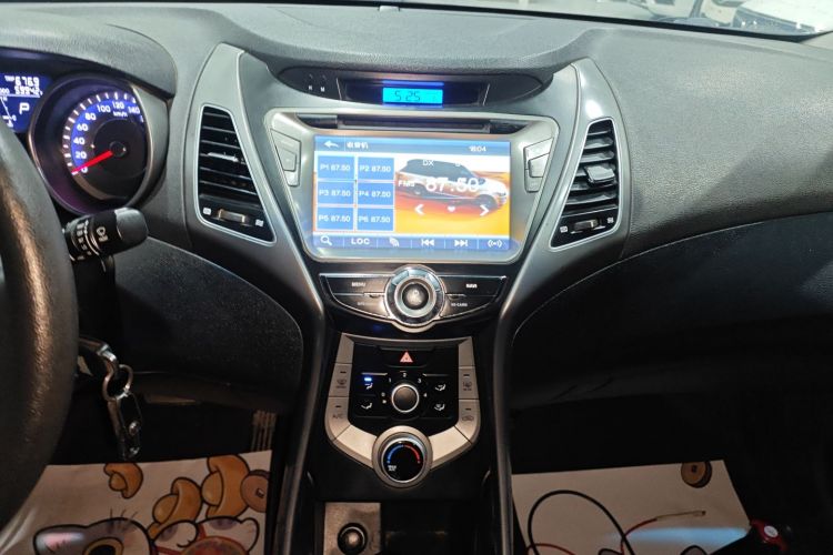 现代 朗动 2015款 1.6L 自动时尚型中控内饰16