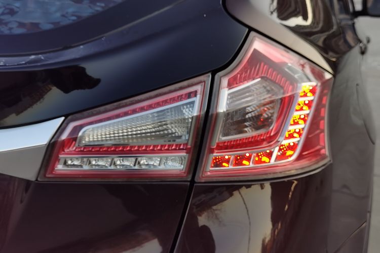 纳智捷 优6 SUV 2015款 1.8T 时尚升级型车身外观9