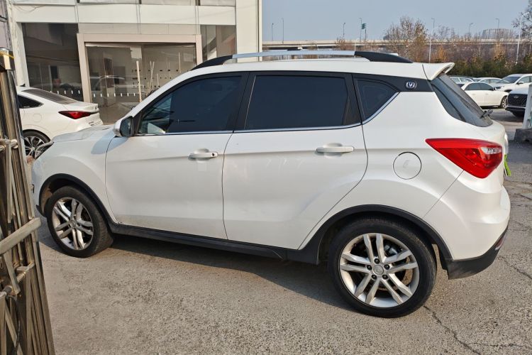 长安CS35 2017款 1.6L 自动豪华型车身外观4