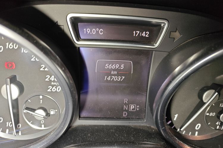 奔驰M级 2014款 ML 350 CDI 4MATIC中控内饰15