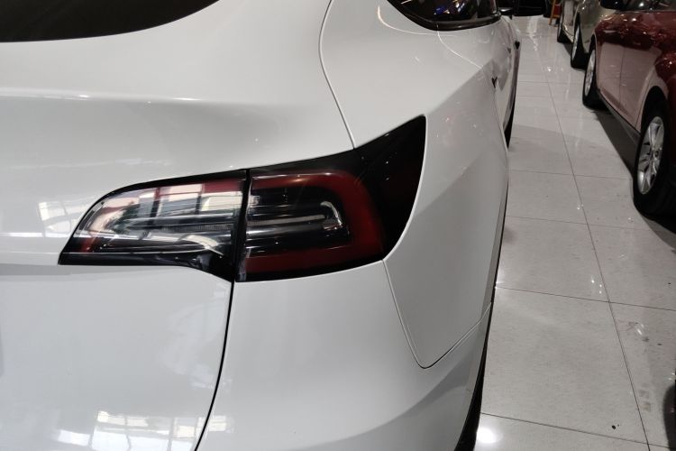 特斯拉 Model Y 2022款 后轮驱动版车身外观9