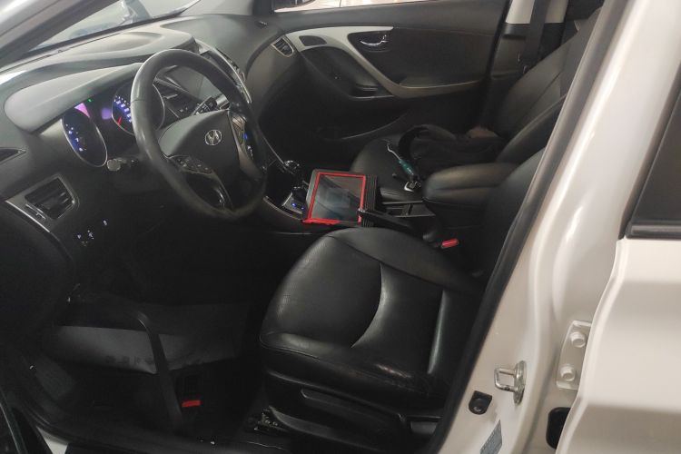 现代 朗动 2013款 1.6L 自动尊贵型中控内饰19