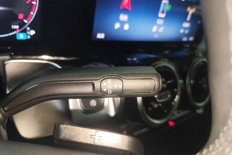 奔驰GLB 2024款 GLB 200 时尚型中控内饰18