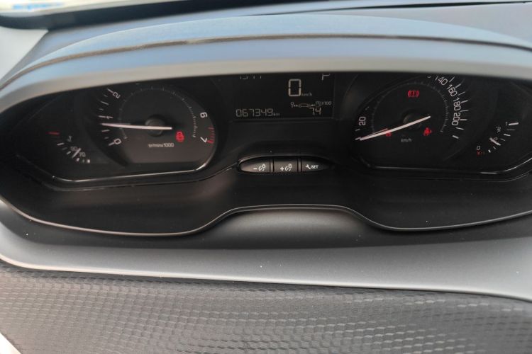 标致2008 2014款 1.6L 自动潮流版中控内饰14