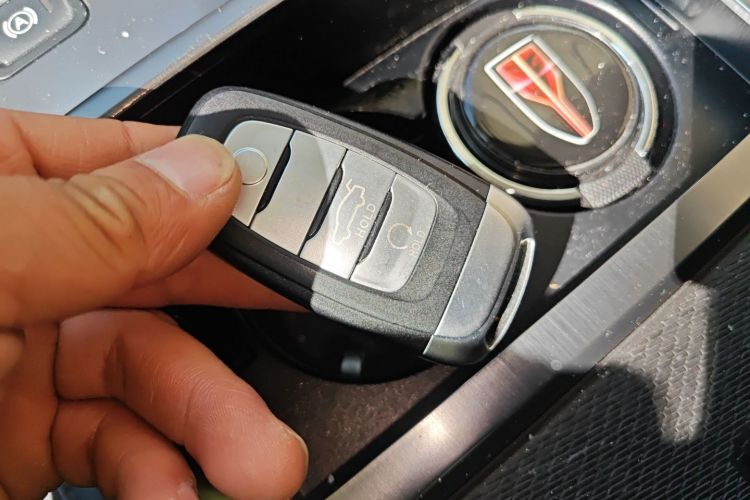 红旗H5 2022款 经典款 1.8T 自动智联旗畅版中控内饰7001