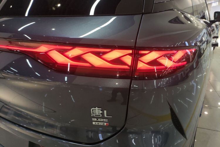 比亚迪 唐L 2025款 EV 600KM四驱激光雷达旗舰型车身外观9