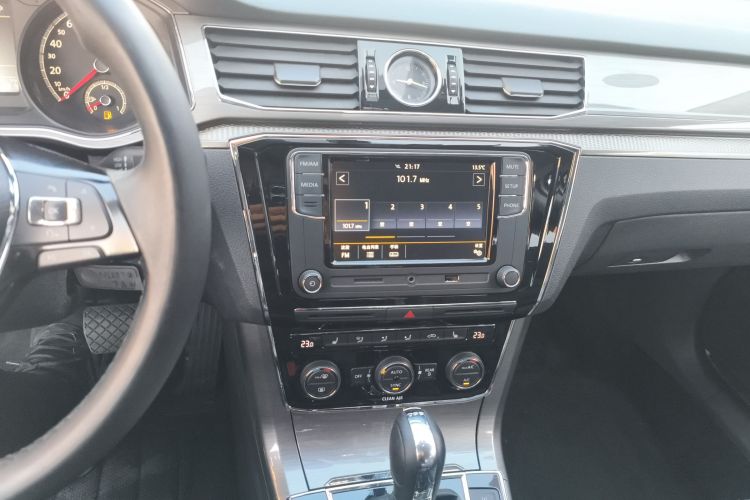 大众 帕萨特 2016款 330TSI DSG尊荣版中控内饰16