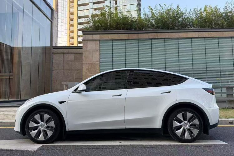 特斯拉 Model Y 2021款 长续航全轮驱动版车身外观4