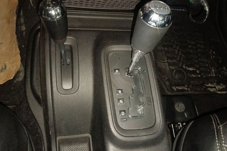 Jeep 牧马人 2015款 3.0L Sahara 四门舒享版局部细节18