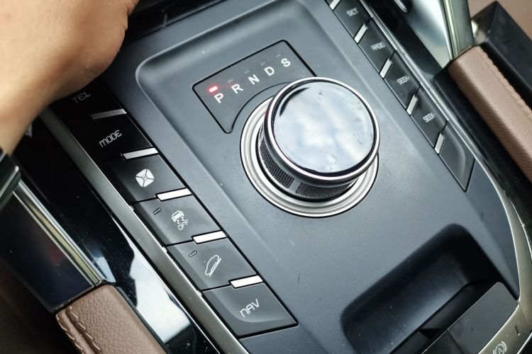 众泰T700 2017款 2.0T 自动尊贵型中控内饰18