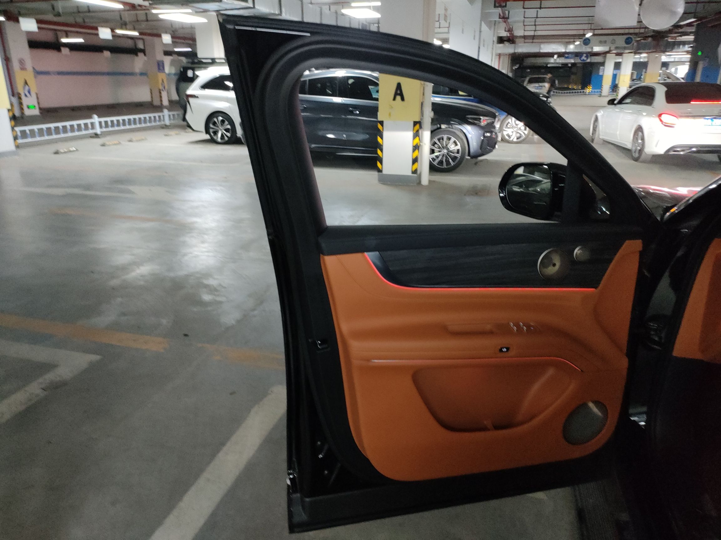 鸿蒙智行 问界M9 2024款 增程 Ultra版 42kWh 6座版