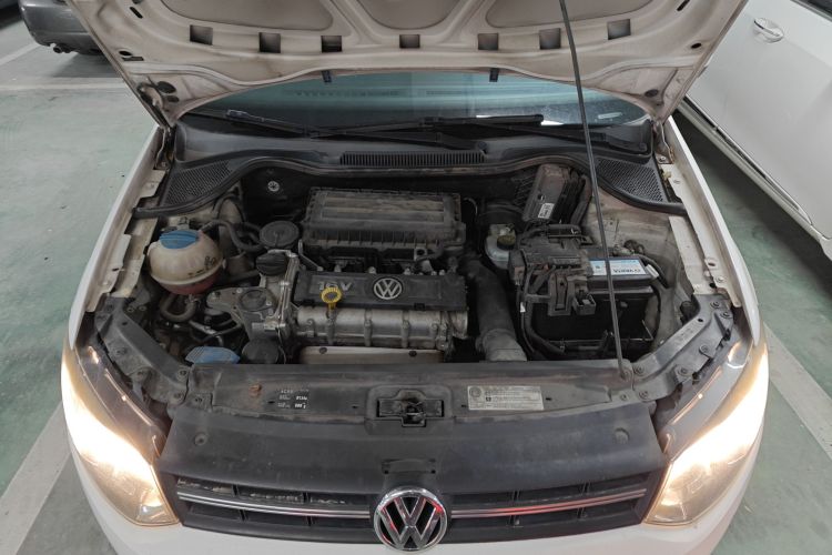 大众 Polo 2013款 1.6L 自动舒适版机舱底盘24
