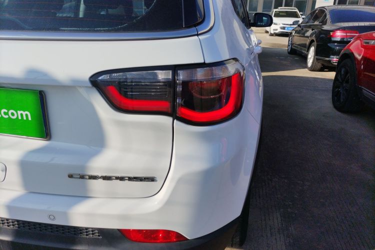 Jeep 指南者 2020款 220T 自动领先版车身外观9