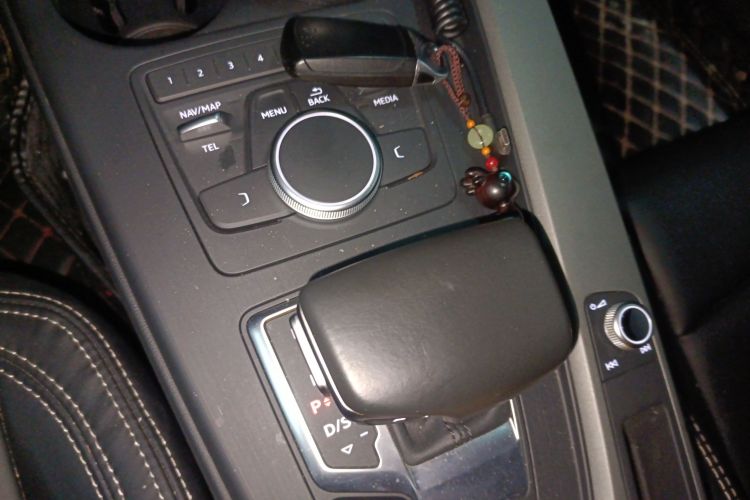 奥迪A4L 2019款 40 TFSI 进取型 国VI中控内饰18