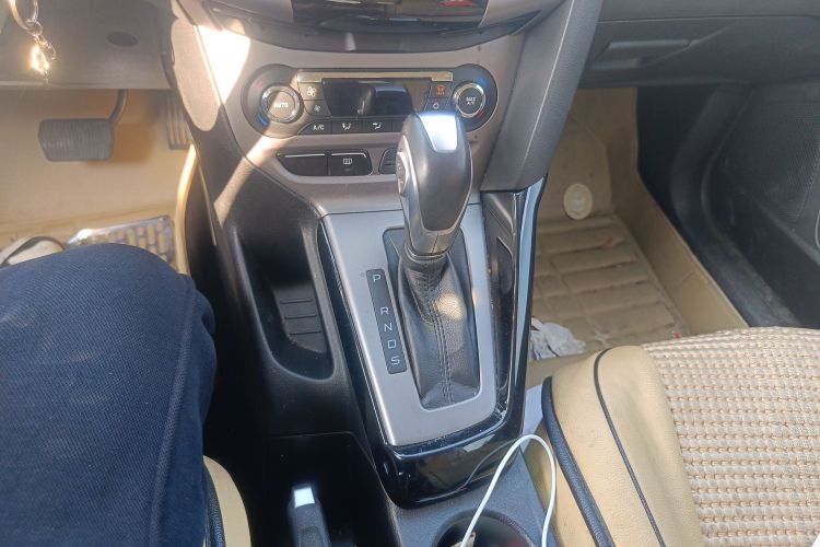 福特 福克斯 2012款 三厢 1.6L 自动风尚型中控内饰18