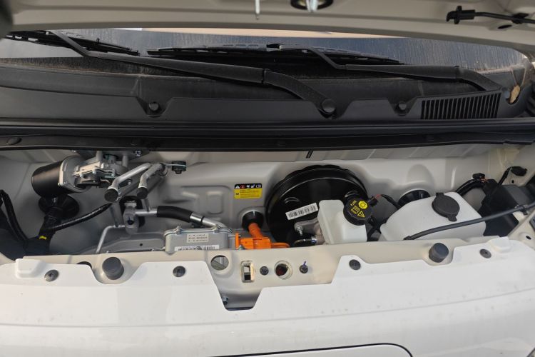 五菱汽车 宏光MINIEV 2024款 第三代 215km 青春版机舱底盘24