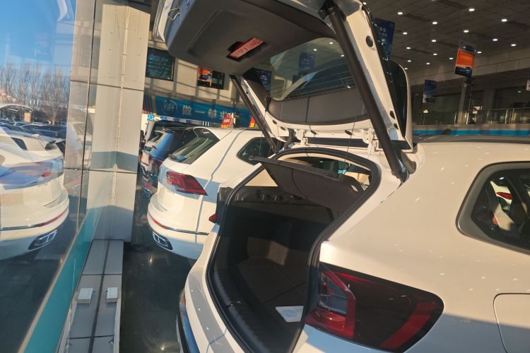 宝马X1 2025款 sDrive25Li X设计套装机舱底盘23