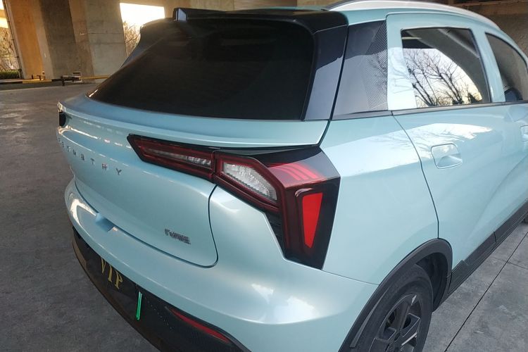吉利几何E萤火虫 2023款 320KM 乖帅虎 5座车身外观9