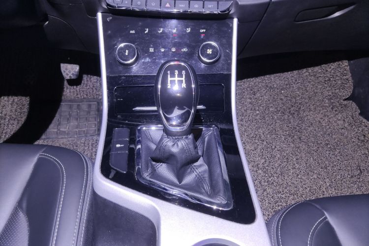 奇瑞 艾瑞泽5 2019款 1.5L 手动乐活版 国V中控内饰18