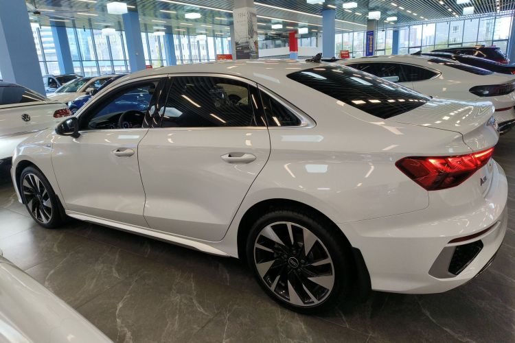 奥迪A3 2024款 A3L Limousine 35 TFSI 时尚运动型车身外观4