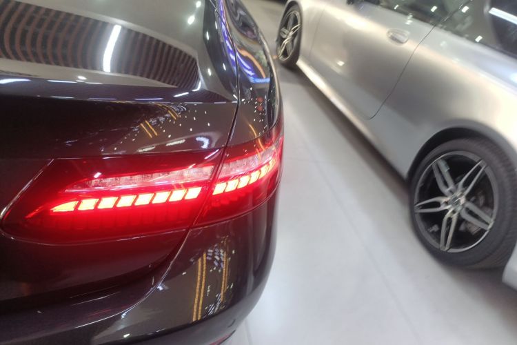 奔驰E级(进口) 2023款 改款 E 300 轿跑车车身外观9