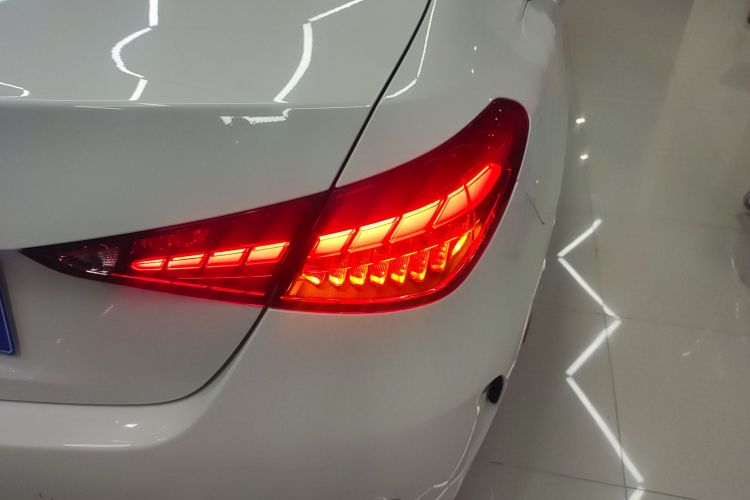 奔驰C级 2022款 C 260 L 运动版车身外观9