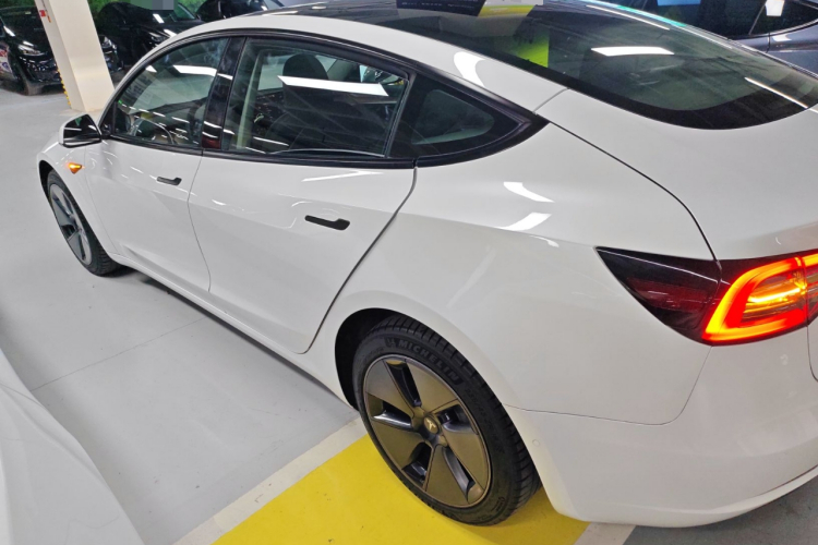 特斯拉 Model 3 2022款 后轮驱动版车身外观4