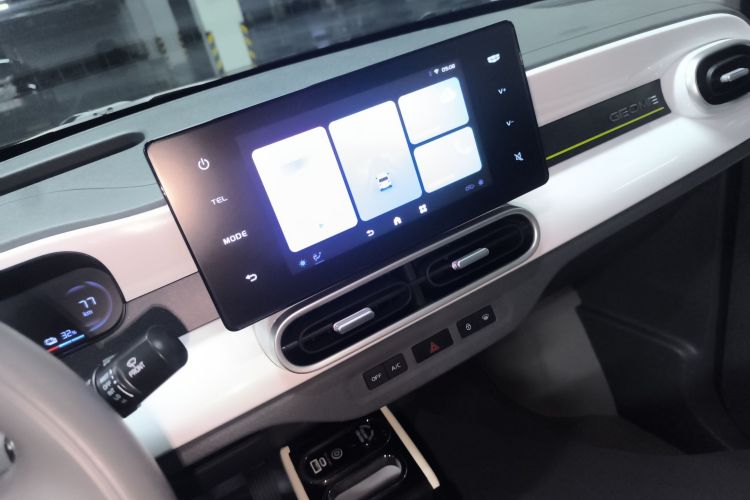 吉利银河 2025款 210km 熊猫卡丁中控内饰16