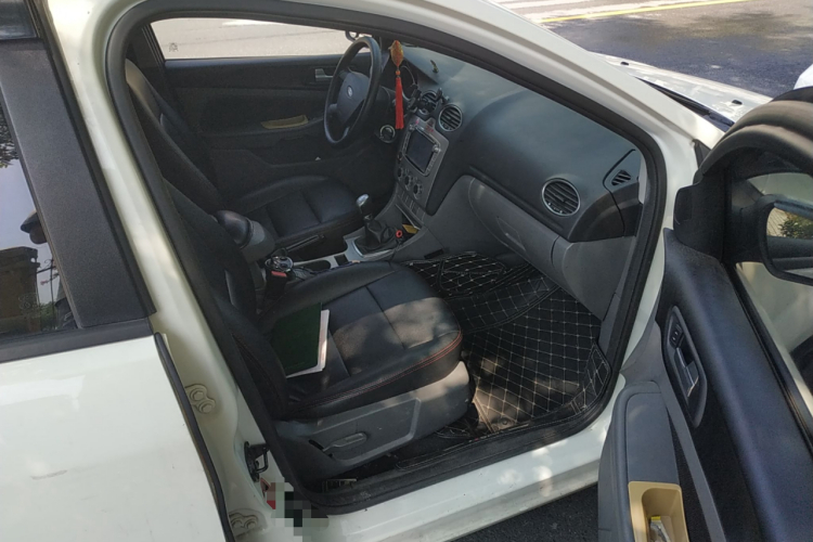 福特 福克斯 2013款 两厢经典 1.8L 手动百万纪念版局部细节9005