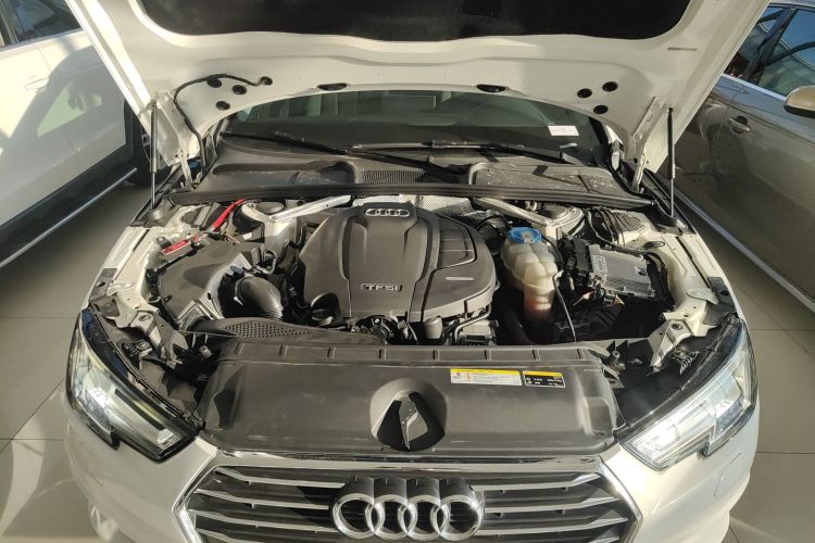 奥迪A4L 2017款 Plus 40 TFSI 风尚型机舱底盘24