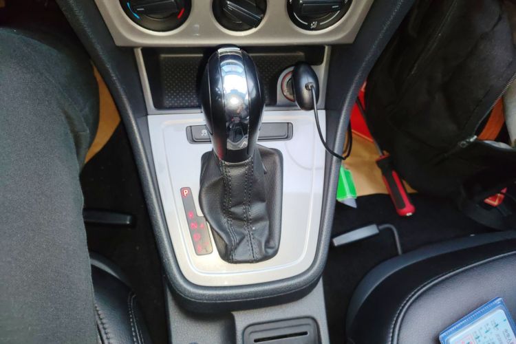 大众 朗逸 2013款 改款经典 1.6L 自动风尚版中控内饰18