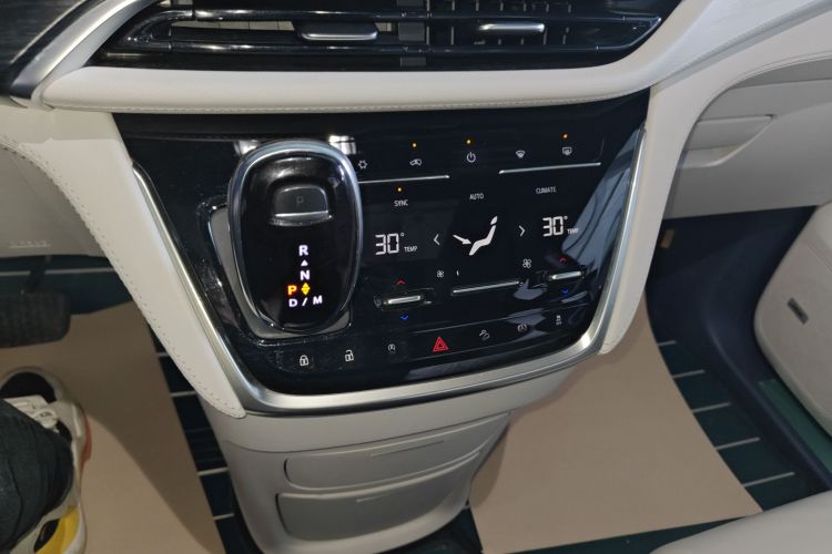 别克GL8 2022款 Avenir艾维亚 四座尊礼版中控内饰18