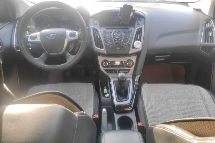 福特 福克斯 2012款 三厢 1.6L 手动风尚型中控内饰12