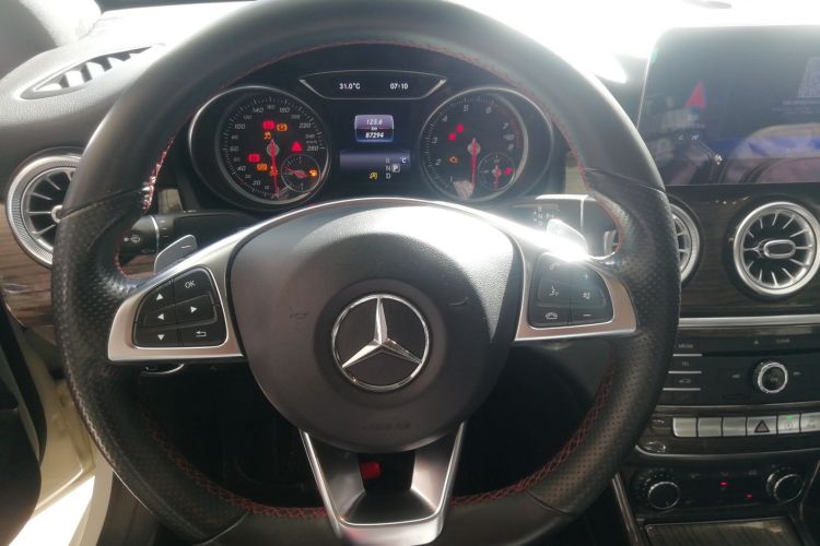 奔驰CLA 2017款 改款 CLA 220 4MATIC中控内饰13