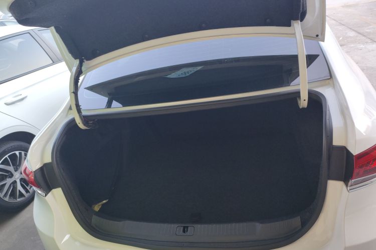 别克 英朗 2021款 改款 1.3T 自动轻混动精英型机舱底盘23