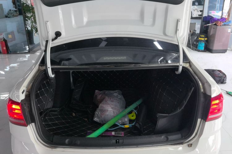 大众 朗逸 2017款 1.6L 自动风尚版机舱底盘23