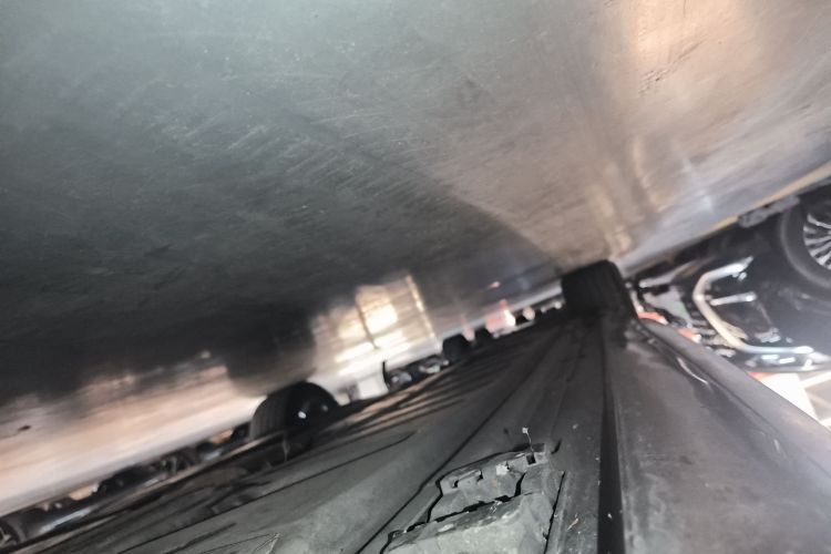 奔驰E级 2018款 E 300 L 运动豪华型局部细节9001