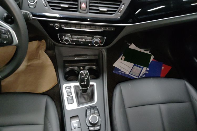 宝马1系 2020款 120i 时尚型中控内饰18