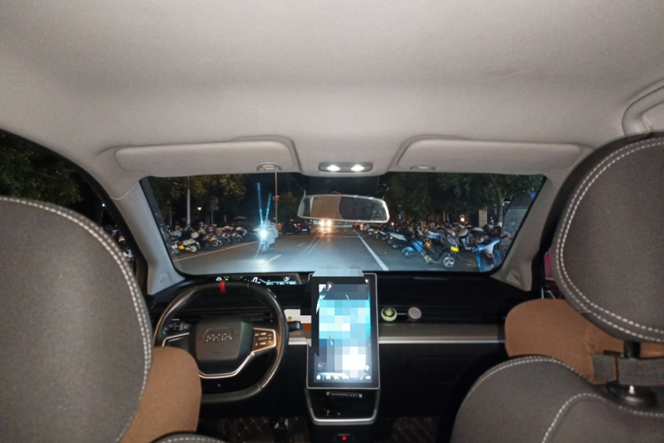 哪吒汽车 哪吒V 2022款 潮 300 Lite 磷酸铁锂中控内饰22