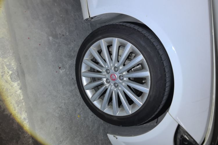 捷豹XF 2015款 XF 3.0 SC R-Sport 豪华版车身外观10