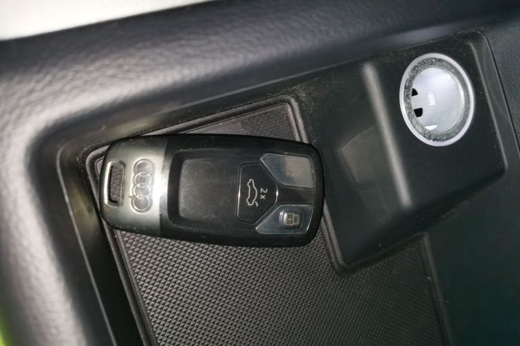 奥迪A4L 2019款 40 TFSI 进取型 国VI中控内饰7001