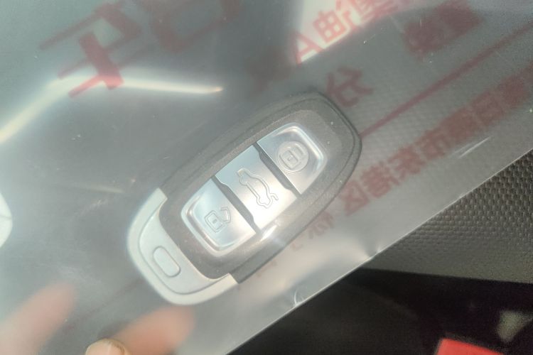 红旗E-QM5 2022款 431km 充电乐享版中控内饰7001